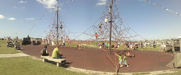 Klettergerst auf dem Abenteuerspielplatz am Strand