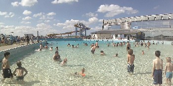 Meerwasserwellenbad am Strand